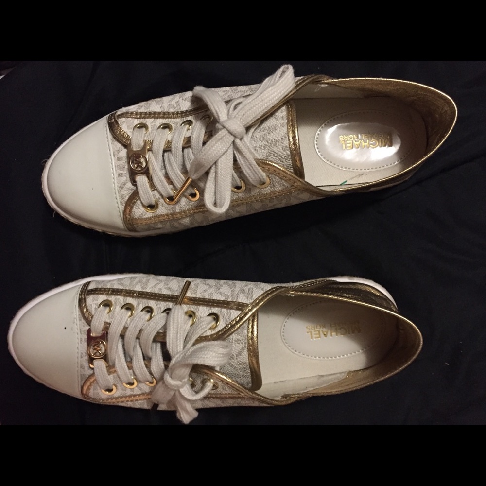 Tenny shoes